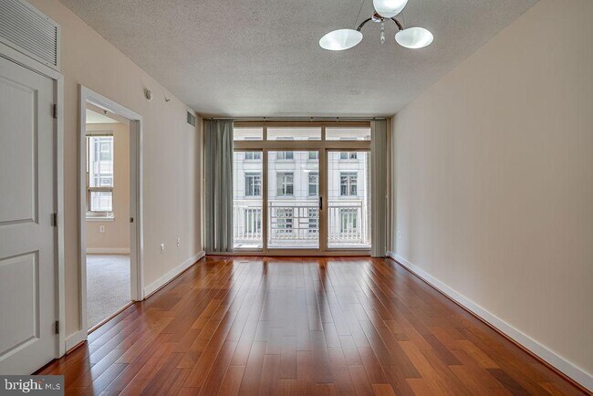 Building Photo - 888 N Quincy St