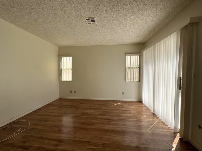 Building Photo - ozy 2-story single-family hom