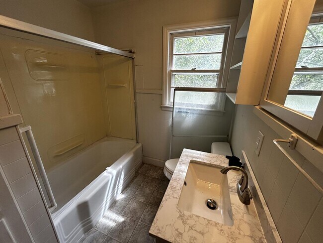 Building Photo - 1233 Crenshaw St