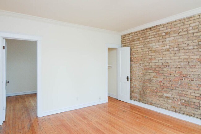 Building Photo - 3042 W Wellington Ave