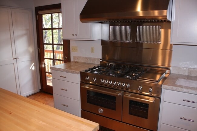 Building Photo - Wooded View Estate in Jacksonville