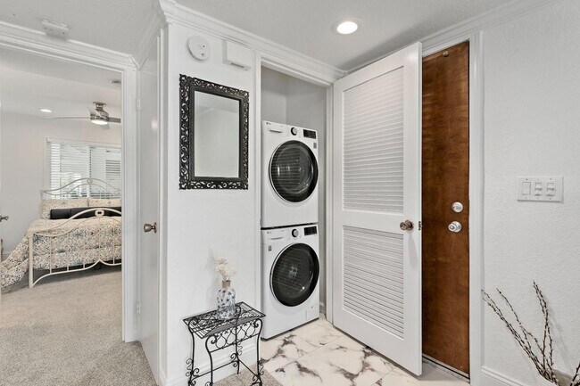 Building Photo - Modern Updated 1 Bedroom 1 Bath Condo with...