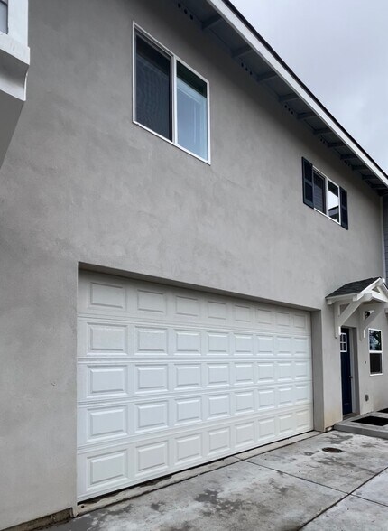 Enclosed garage - 471 E Newlove Dr