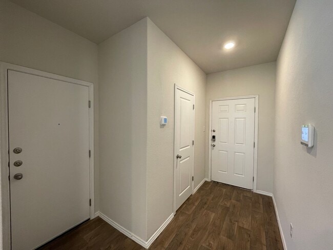 Building Photo - Beautiful 4 bedroom, 2.5 bathroom home in a great location!