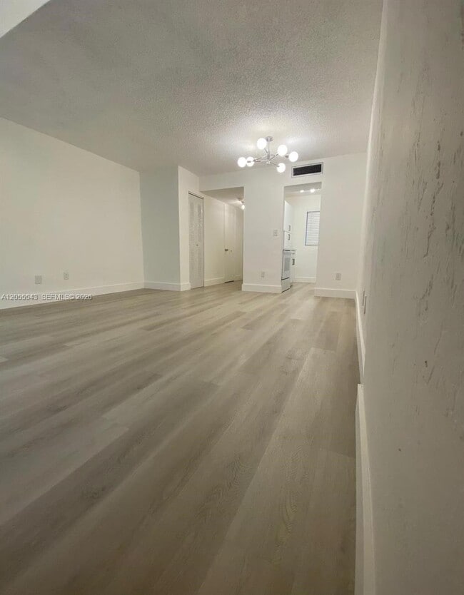 Building Photo - 10901 N Kendall Dr