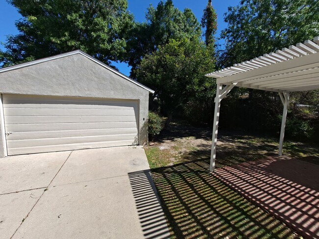 Building Photo - 3 BEDROOM HOME W/CENTRAL AIR CONDITIONING