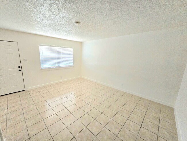 Building Photo - Stylish Comfort in a Freshly Remodeled Beauty