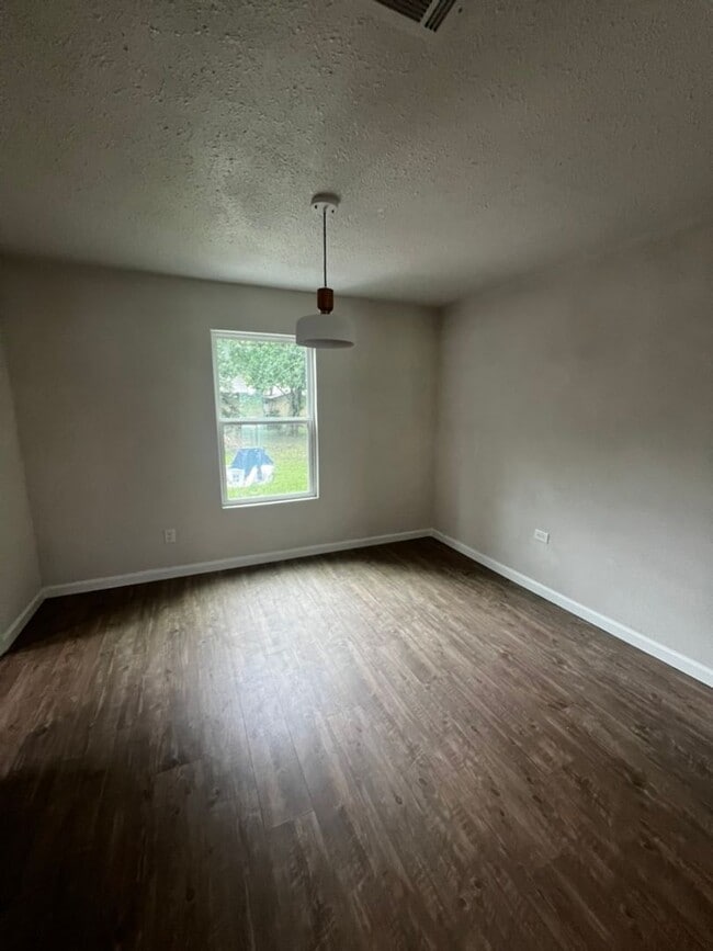 Building Photo - Spacious 3BD/2BA Home - Available in June!