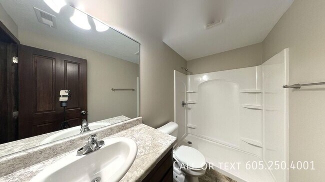 Building Photo - Spacious 4 Bedroom 3 Bathroom home with Va...