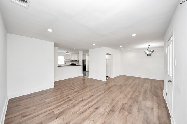 Building Photo - 7722 Elm St