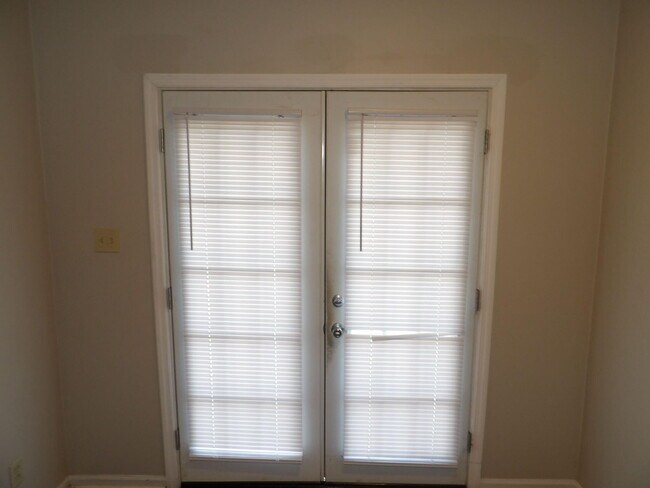 Building Photo - 204 Landings Dr