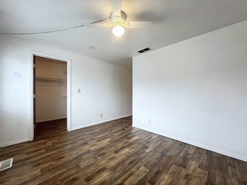 Building Photo - 10610 W Hinsdale St