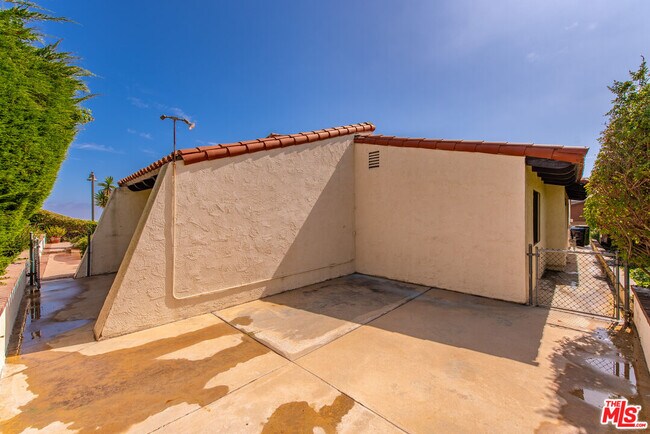 Building Photo - 3636 Malibu Country Dr
