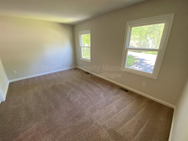 Building Photo - 6022 Battlefield Green Dr