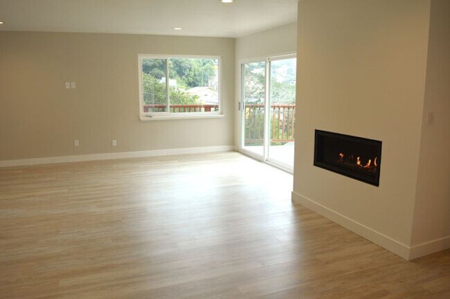 Building Photo - Crest23-25