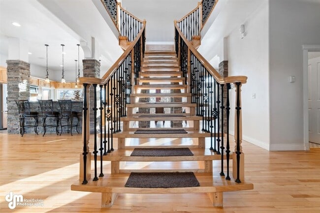 Building Photo - Gorgeous Palmer Home!