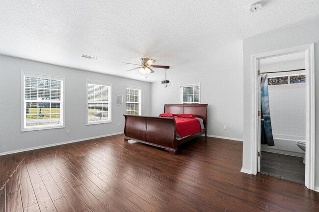 Building Photo - 13392 Southshore Dr