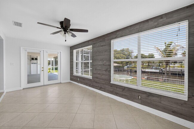 Building Photo - 416 SE Naranja Ave