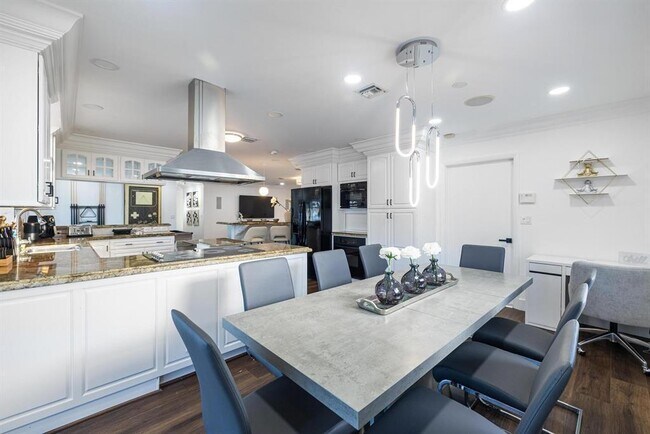 Building Photo - 1419 NE 57th St