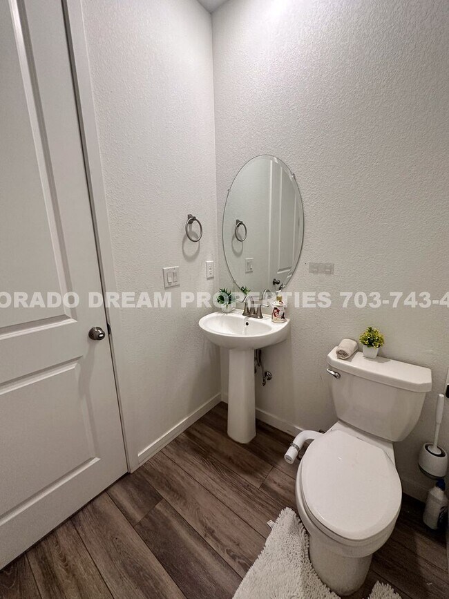 Building Photo - Luxurious fully-furnished home in Dove Vil...