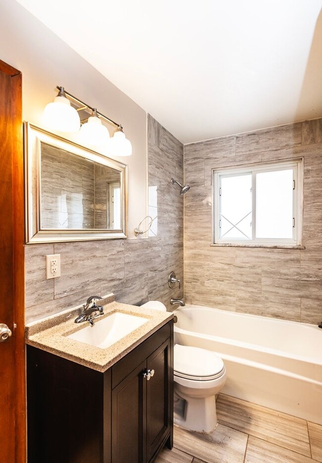 Building Photo - Lovely 3 Bedroom 2 Bathroom Home