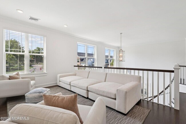 Building Photo - 2 Dogleg Ln