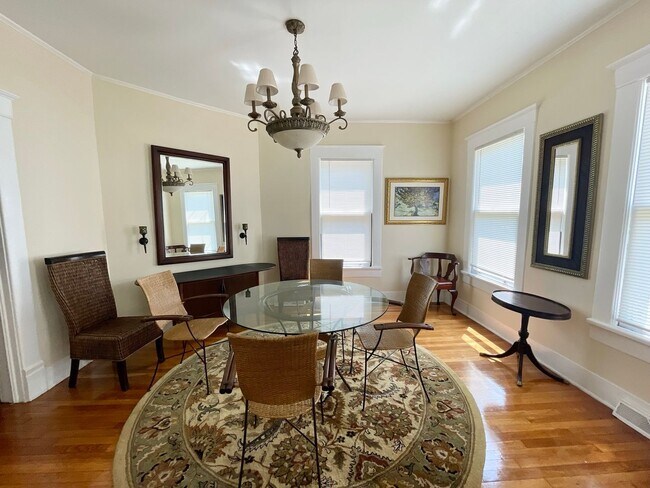 Building Photo - FIVE POINTS