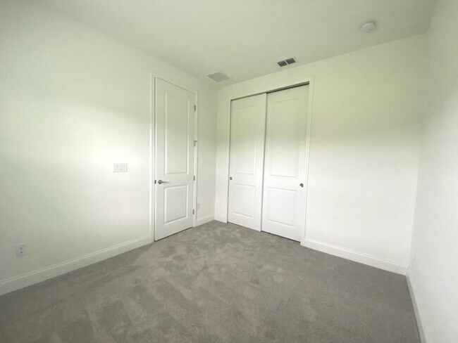 Building Photo - Beautiful 4 Bedroom Home in Wexford Reserve!