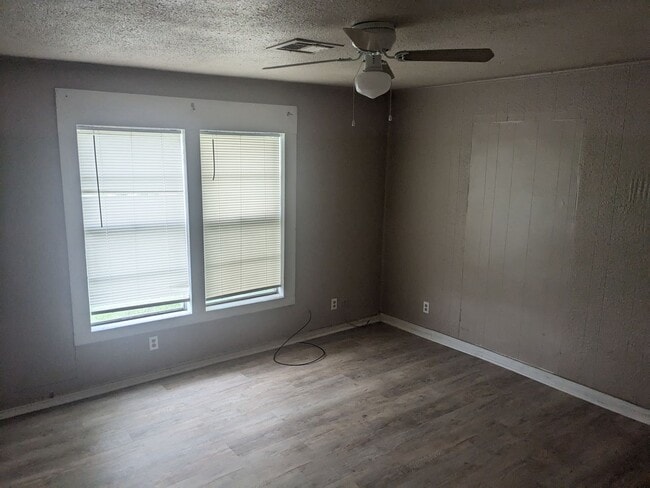 Building Photo - 3 Bed 1 Bath with Large Yard, Workshop, and Laundry Hookups