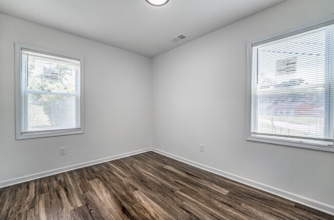 Building Photo - 405 W Brooks Rd