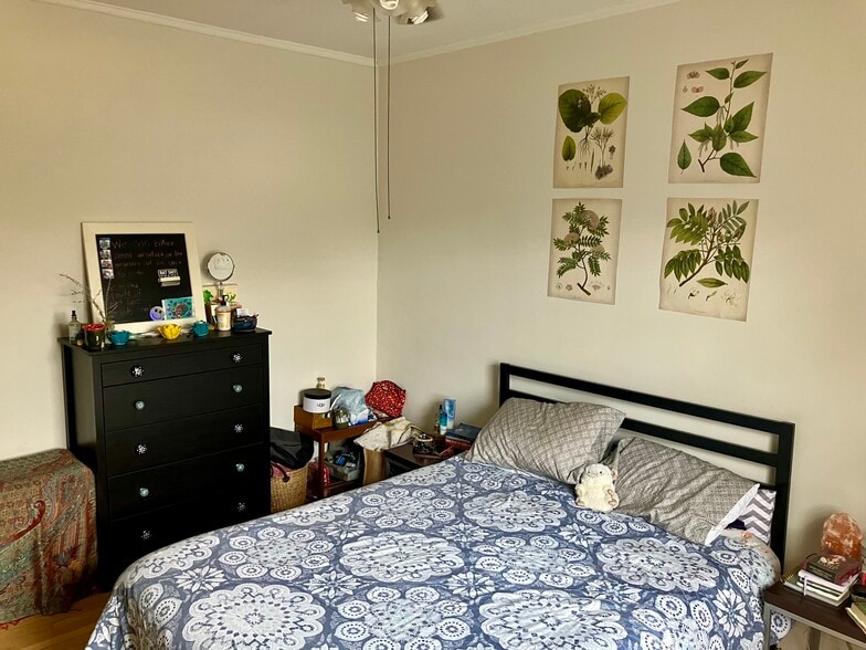 Bedroom with walk-in closet - 212 N Oak Park Ave