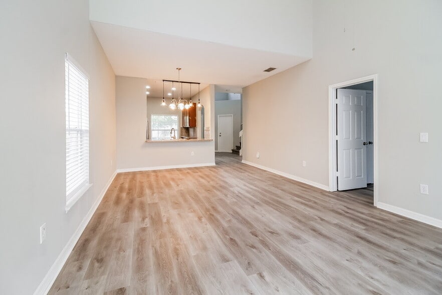 Building Photo - 2034 Meadow Pond Way