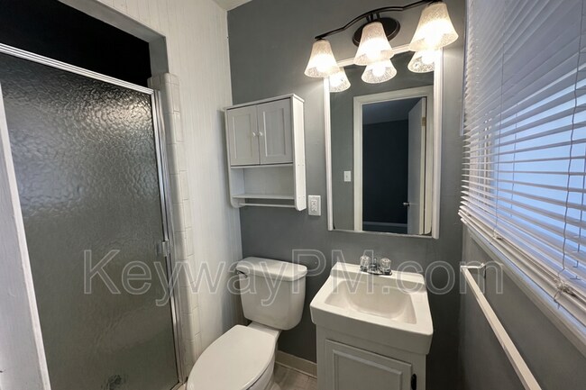 Building Photo - 4431 Roxbury Dr