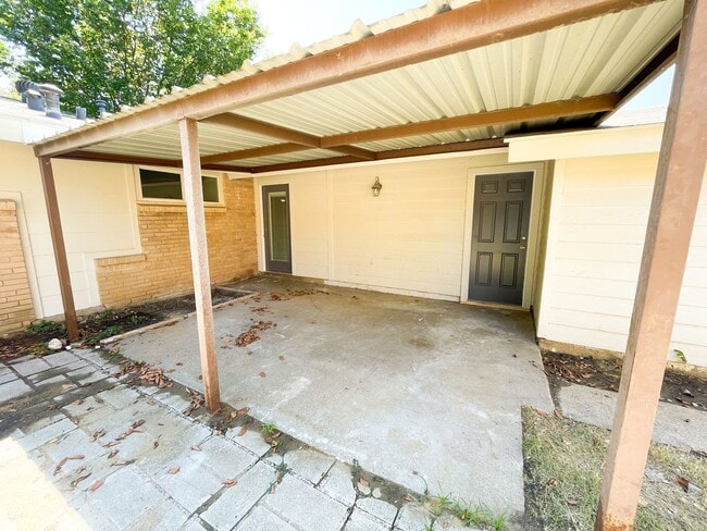 Building Photo - 4 bdrm, 2 bath - NEWLY Remodeled