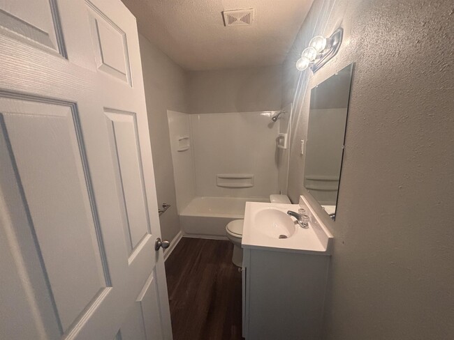 Building Photo - 2269 Longstreet Dr