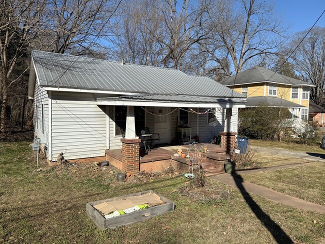 Building Photo - Beautiful In-Town Two Bedroom