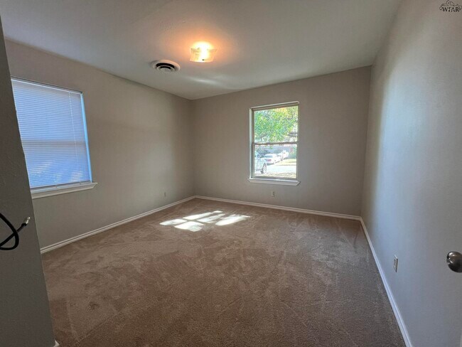 Building Photo - 704 W Rebecca Ave