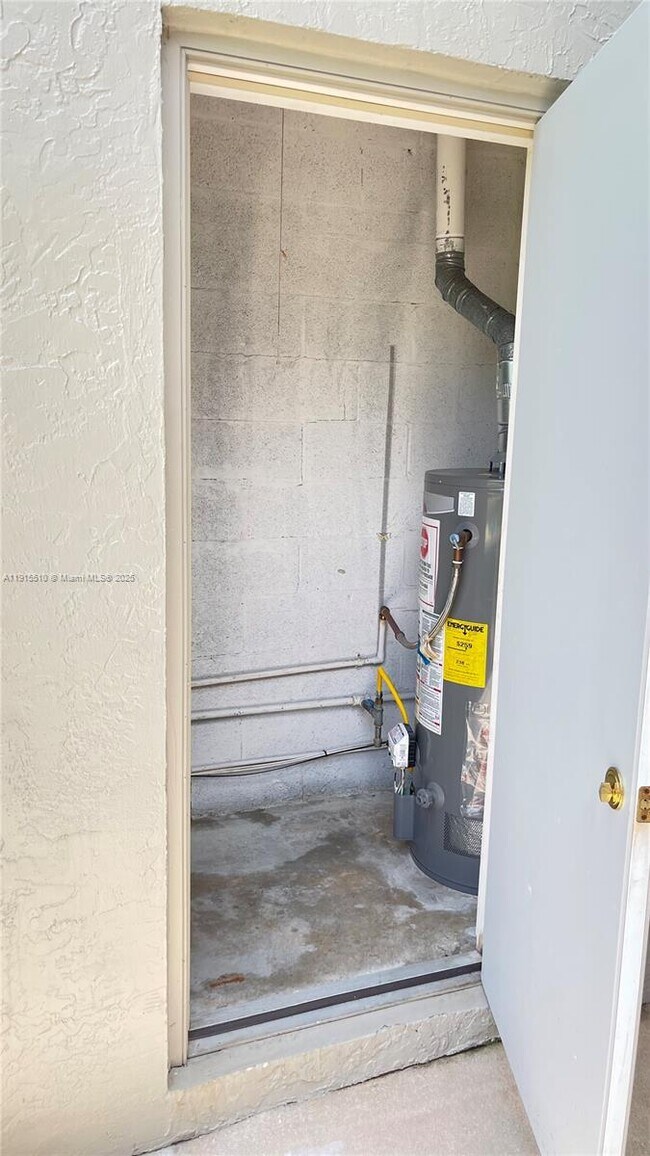 Building Photo - 8110 San Carlos Cir