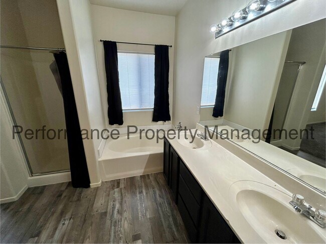 Building Photo - Gorgeous 3 Bed/2 Bath + Office Smart Home ...