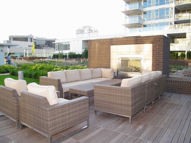 Building Photo - Exquisite 2 Bed/2 Bath Downtown Condo at I...