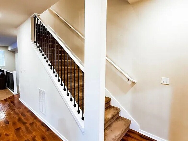 Building Photo - Beautiful Bothell Townhome