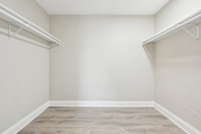 Building Photo - 1406 Busse Rd