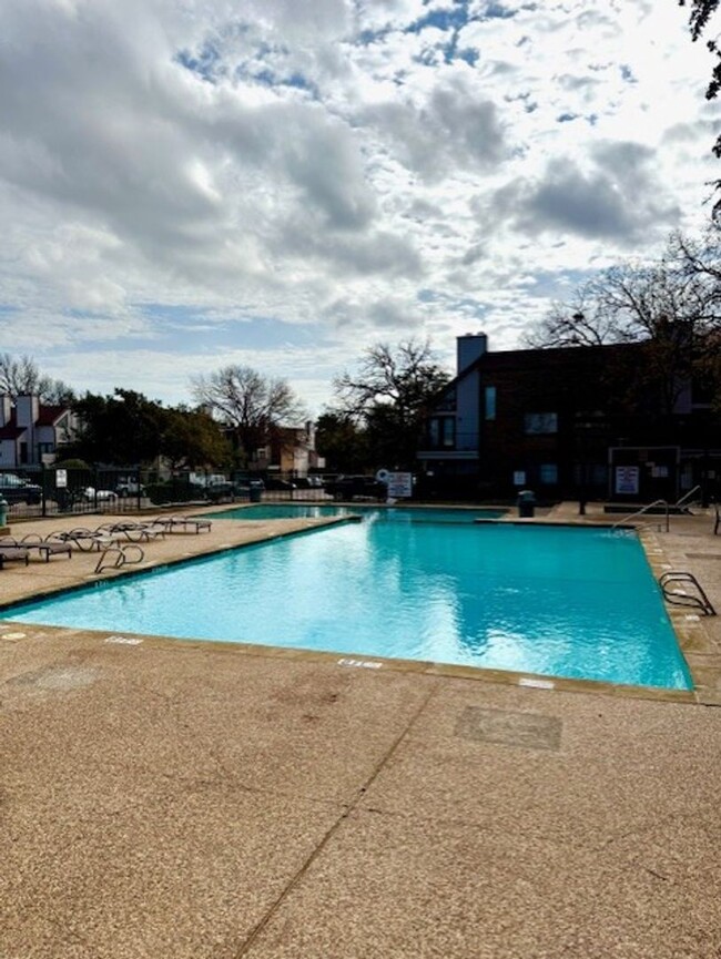 Building Photo - Great North Arlington condo available for ...