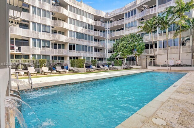 Building Photo - 310 W Park Dr