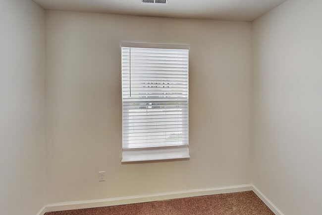 Building Photo - 2835 Strauss Ln