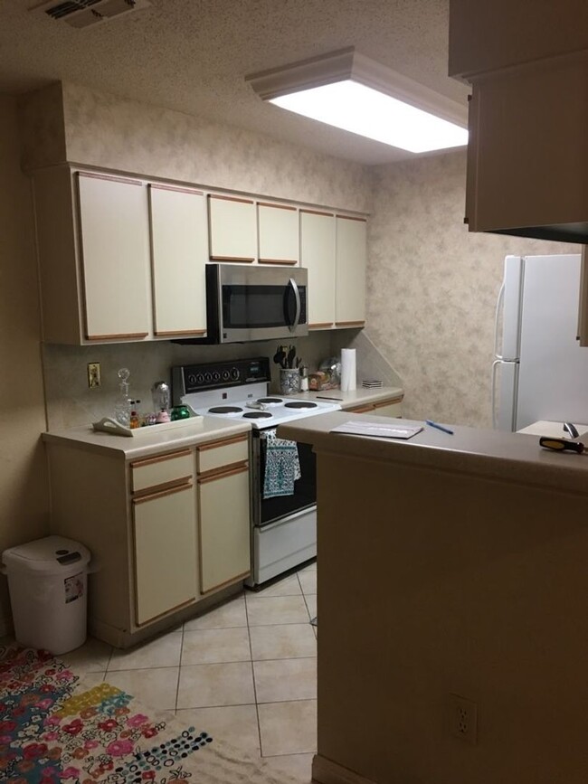 Building Photo - Hyde Park Oaks 1 Bedroom - Fall 2025 West ...