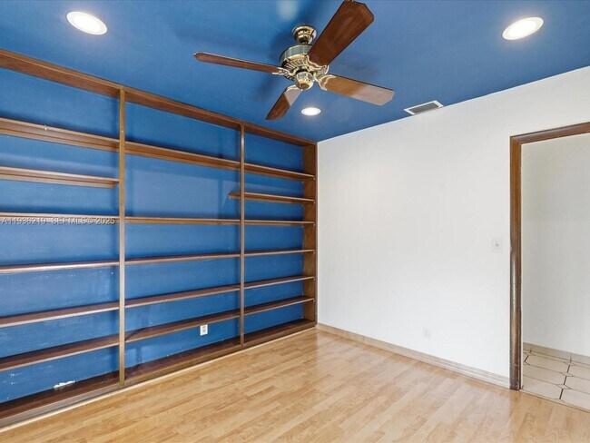 Building Photo - 21151 NE 22nd Ct