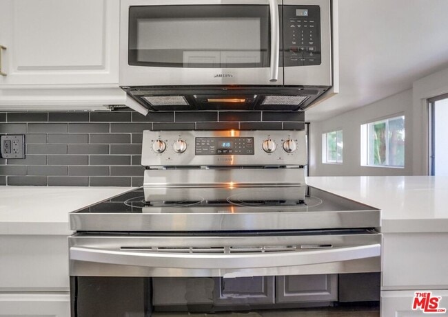 Building Photo - 435 N Oakhurst Dr