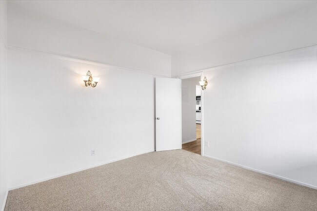 Building Photo - 1087 Park Ave