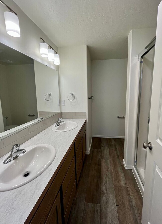 Building Photo - Corner Townhome!